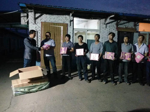 洗选煤运营公司红柳林运营项目部中秋送月饼情暖职工心