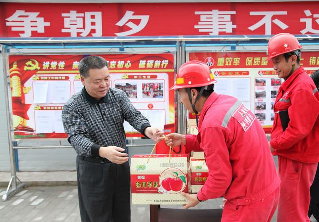 陕煤集团总经理助理、建设集团联合党委书记、董事长宁兴刚一行深入矿建二公司冶坪项目部慰问一线职工