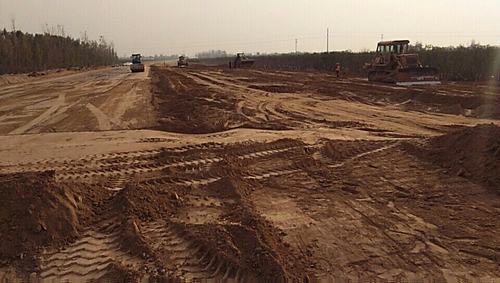 施工现场秒必争 策马扬鞭再奋蹄