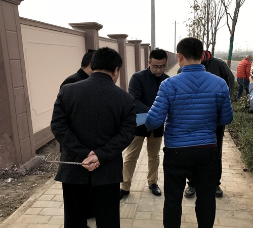 大秦置业公司：山水逸境项目施工临建围墙顺利通过竣工验收