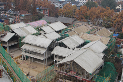 顶风冒雨忙施工  争分夺秒赶工期