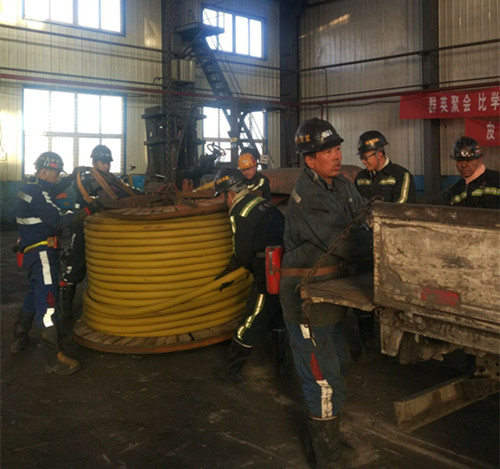 机电安装公司柠条塔项目部电缆敷设进行时