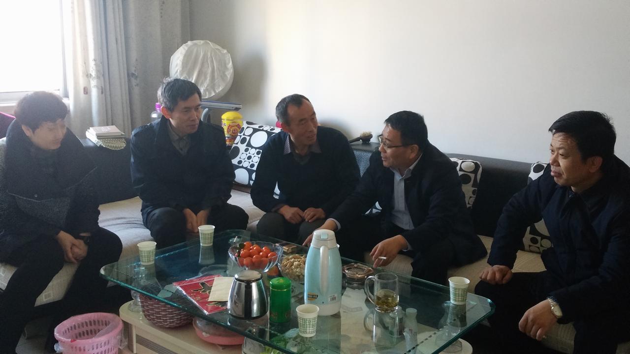 建设集团副总经理王明智慰问矿建三公司困难职工