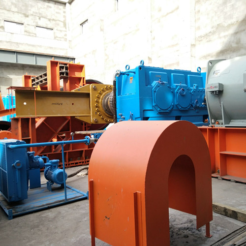 机电安装公司承建的曹家滩主斜井带式输送机施工进行时