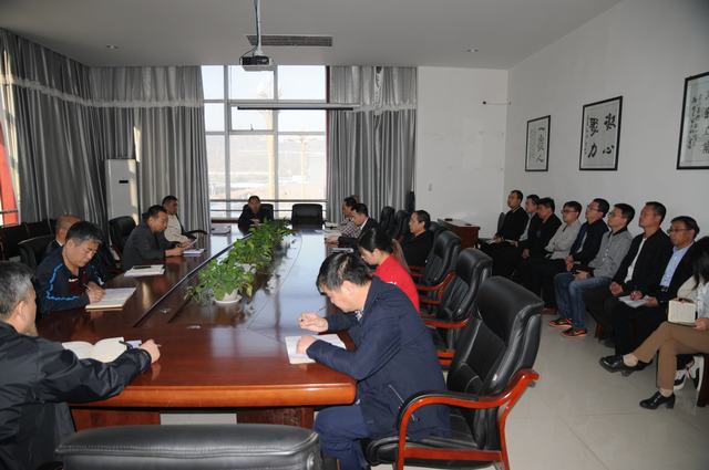  掘进公司认真传达“追赶超越”考核点评会精神