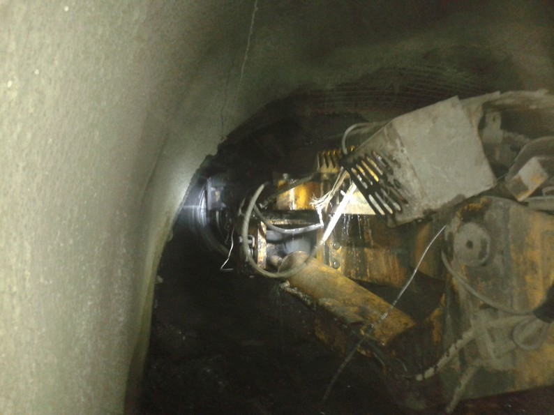 矿建三公司双龙项目部108运输顺槽风桥与西翼回风巷顺利贯通