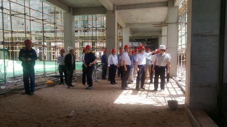 榆北矿业公司总经理石增武一行深入天工公司联合建筑施工现场检查指导工作