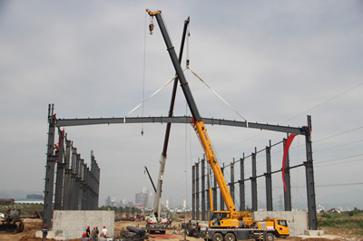 汉中分公司承建的宝轧汉中基地生产厂房顺利上梁