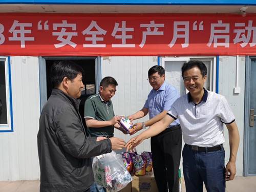 炎炎夏日送清凉  点点关怀传真情