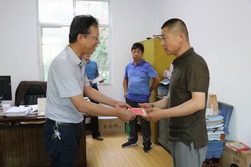 陕煤建设澄合分公司慰问帮扶让困难党员暖融融