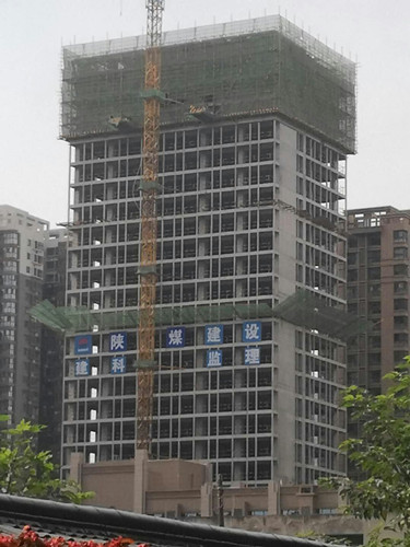 陕煤建设天工公司雅荷项目部奋力冲刺雅荷中央广场1、2#楼封顶