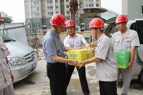 公司领导开展“送清凉”活动