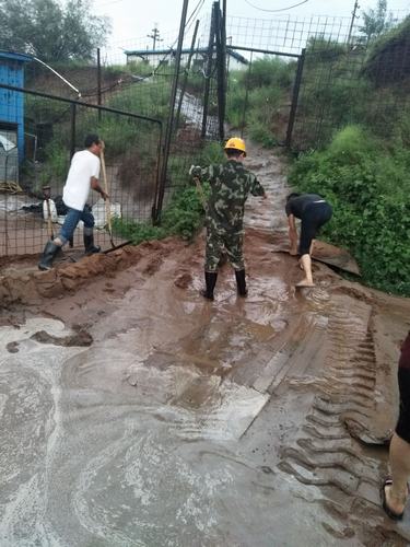 陕煤建设掘进公司:红柳林项目部齐心协力 雨中“防汛”