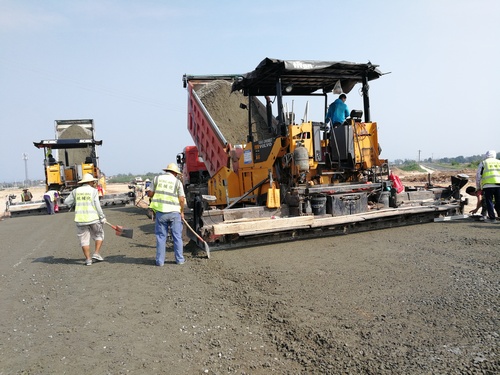 陕煤建设路桥分公司渭南大荔项目部开始水稳摊铺工作