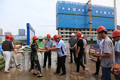 集团工会副主席杨永红看望慰问施工一线员工