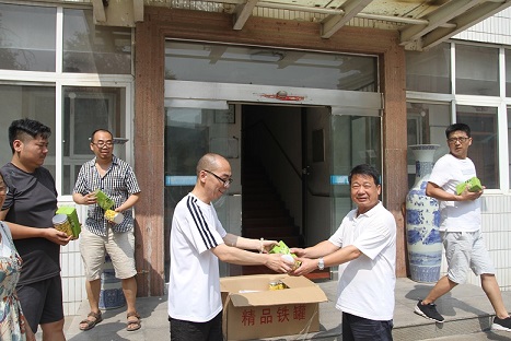 以人为本“送清凉” 真切关怀到一线