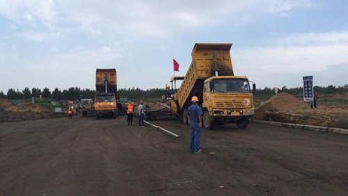 陕煤建设路桥分公司小保当项目顺利完成水稳碎石顶层摊铺工作