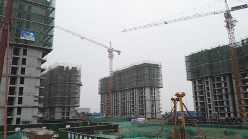 陕煤建设天工公司蒲城清源能源项目部紧抓清源小区施工 奋力冲刺封顶目标