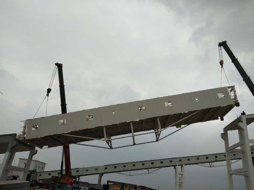 陕煤建设韩城分公司土建十项目部118吨钢桁架一次性吊装成功