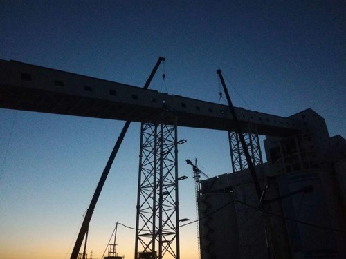 陕煤建设中煤公司:曹家滩矿业4#驱动机房至块煤仓带式输送机栈桥钢桁架吊装作业圆满结束