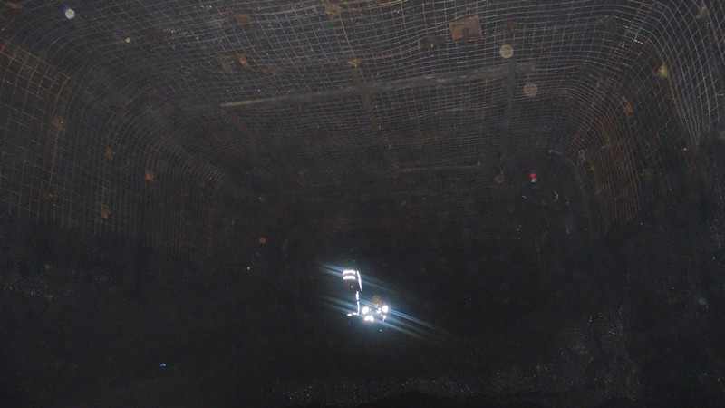 陕煤建设矿建三公司曹家滩项目部2-2煤回风大巷9#回风联络巷顺利贯通