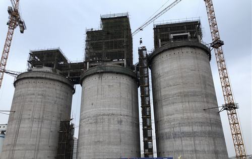 陕煤建设韩城分公司土建九项目部红柳林煤矿选煤厂2号产品仓工程顺利封顶