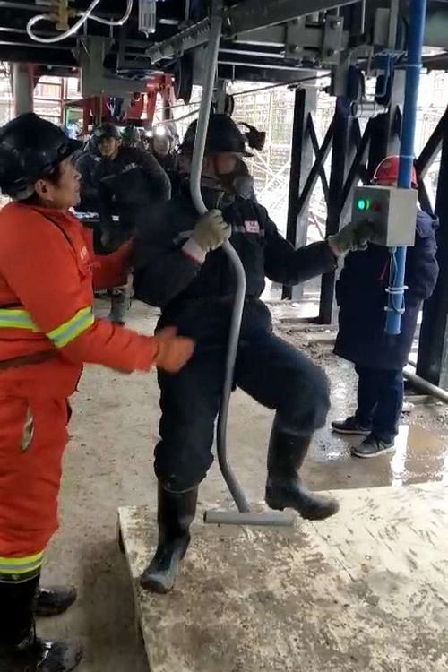 陕煤建设矿建二公司冶坪煤矿架空乘人装置成功运行