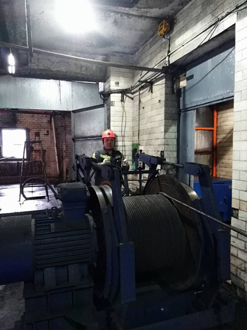 陕煤建设机电安装公司建庄工地安全高效完成主斜井管路安装