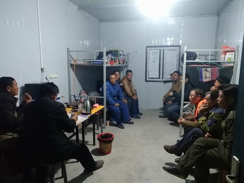 陕煤建设韩城分公司安装一项目部快速装车站工程顺利封顶