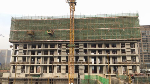 陕煤建设铜煤公司第十五项目部承建的蓝山水岸11#楼顺利封顶