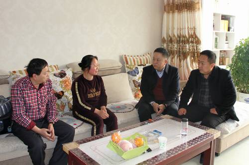 陕煤建设铜煤公司领导走访慰问困难职工