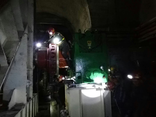 陕煤建设机电安装公司承建的红柳林煤矿胶带运输机头大件安装完成