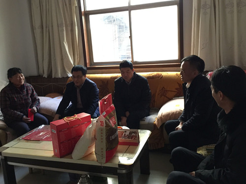 王明智走访慰问机电安装公司困难职工