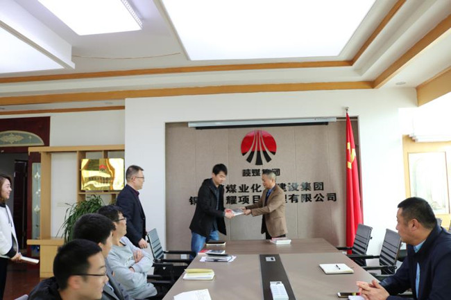 发放书籍为党员送上“精神粮食”