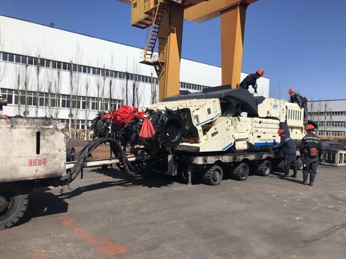 陕煤建设掘进公司:红柳林项目部EML-340连续采煤机顺利入井