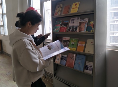 陕煤建设铜煤公司工会开展“送知识到一线” 赠书活动