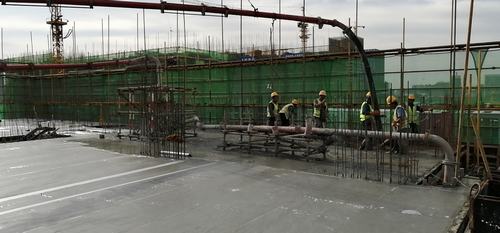 陕煤建设铜煤公司第十五项目部承建的蓝山水岸南区12#楼顺利封顶