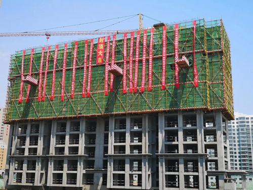 陕煤建设铜煤公司承建的金地华府项目7#楼主体顺利封顶