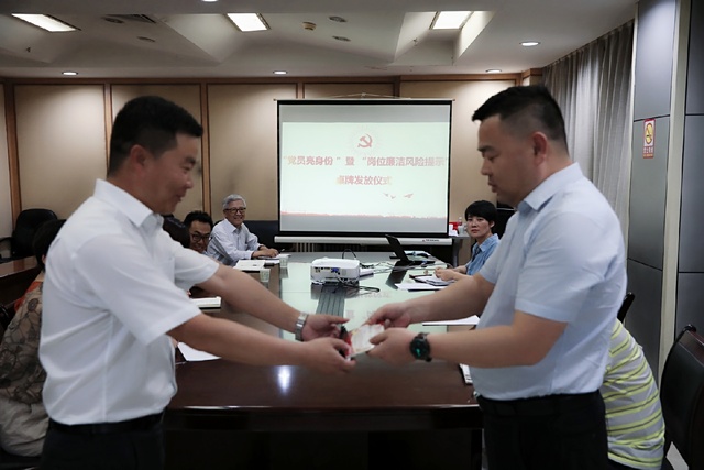 亮身份，陕煤建设路桥分公司党员干部在行动！