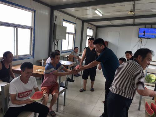 陕煤建设矿建二公司开展夏日“送清凉”活动