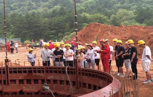 西安科技大学师生走进陕煤建设矿建二公司建庄项目部观摩