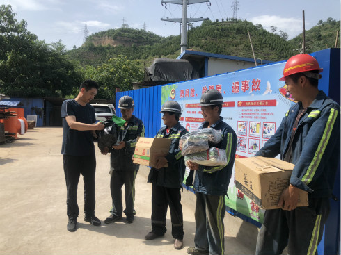 陕煤建设机电安装公司深入一线送清凉