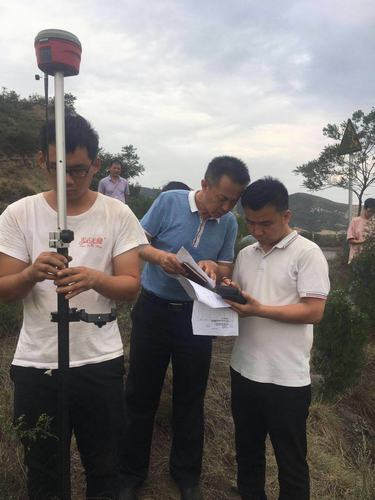 行走在大山中的测量“先锋队”