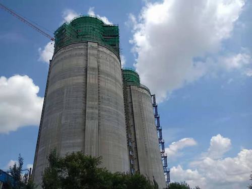 陕煤建设韩城分公司土建十二项目部承建的彬长小庄矿井及选煤厂 新建产品仓工程顺利封顶