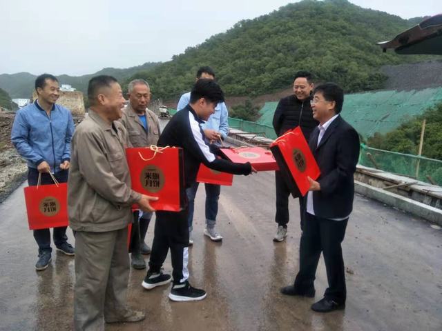 陕煤建设铜川公司“中秋”慰问送祝福