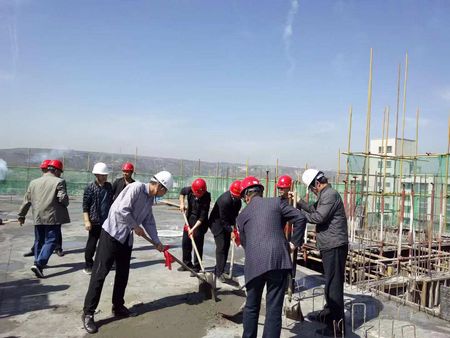 陕煤建设项目开发公司第十一项目部神木住宅小区B区26#住宅楼主体结构顺利封顶