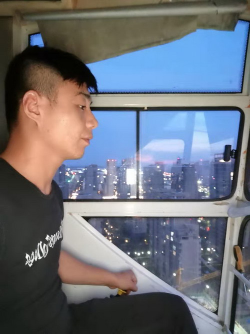 塔吊司机的“高空世界”