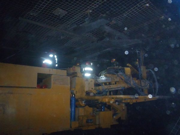 陕煤建设掘进公司:多措并举攻克“一机双巷”工艺难关