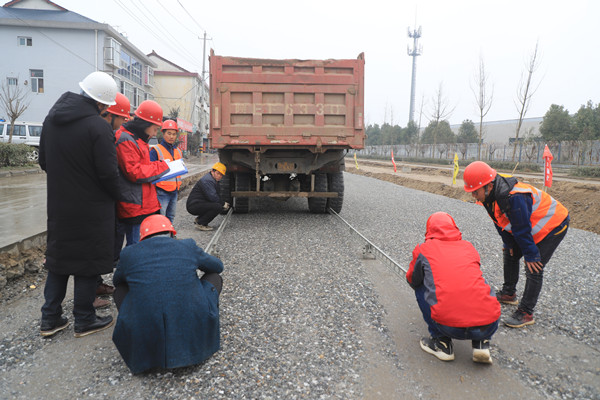 用实干赢得尊严 从奋斗书写青春