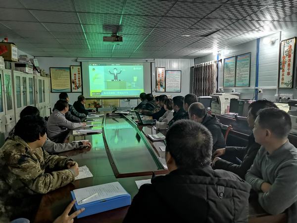 严明节日纪律敲响廉洁警钟